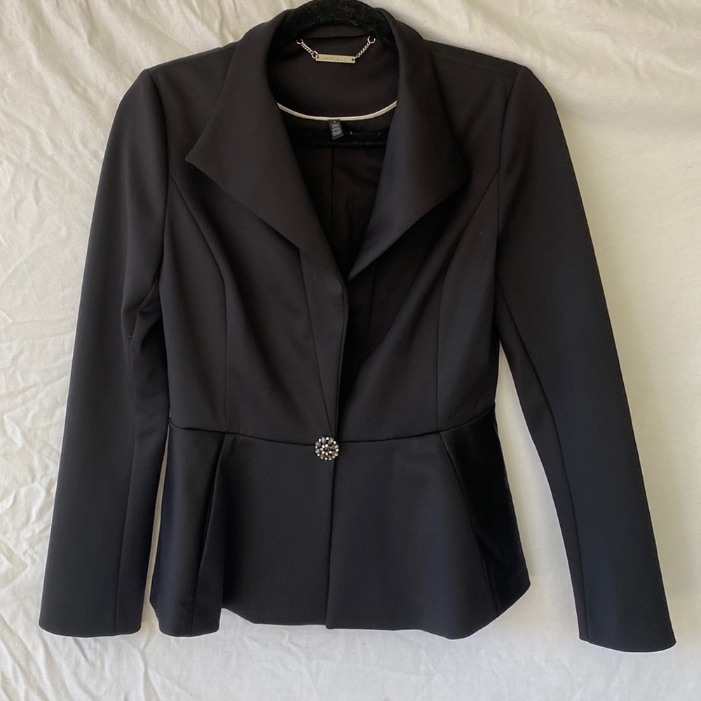 Blazer with broach button closure